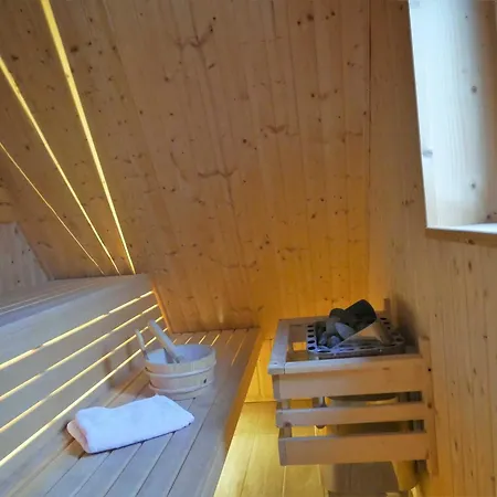 E13 Reetdachhaus 